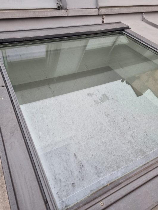 Dreckiges Dachfenster